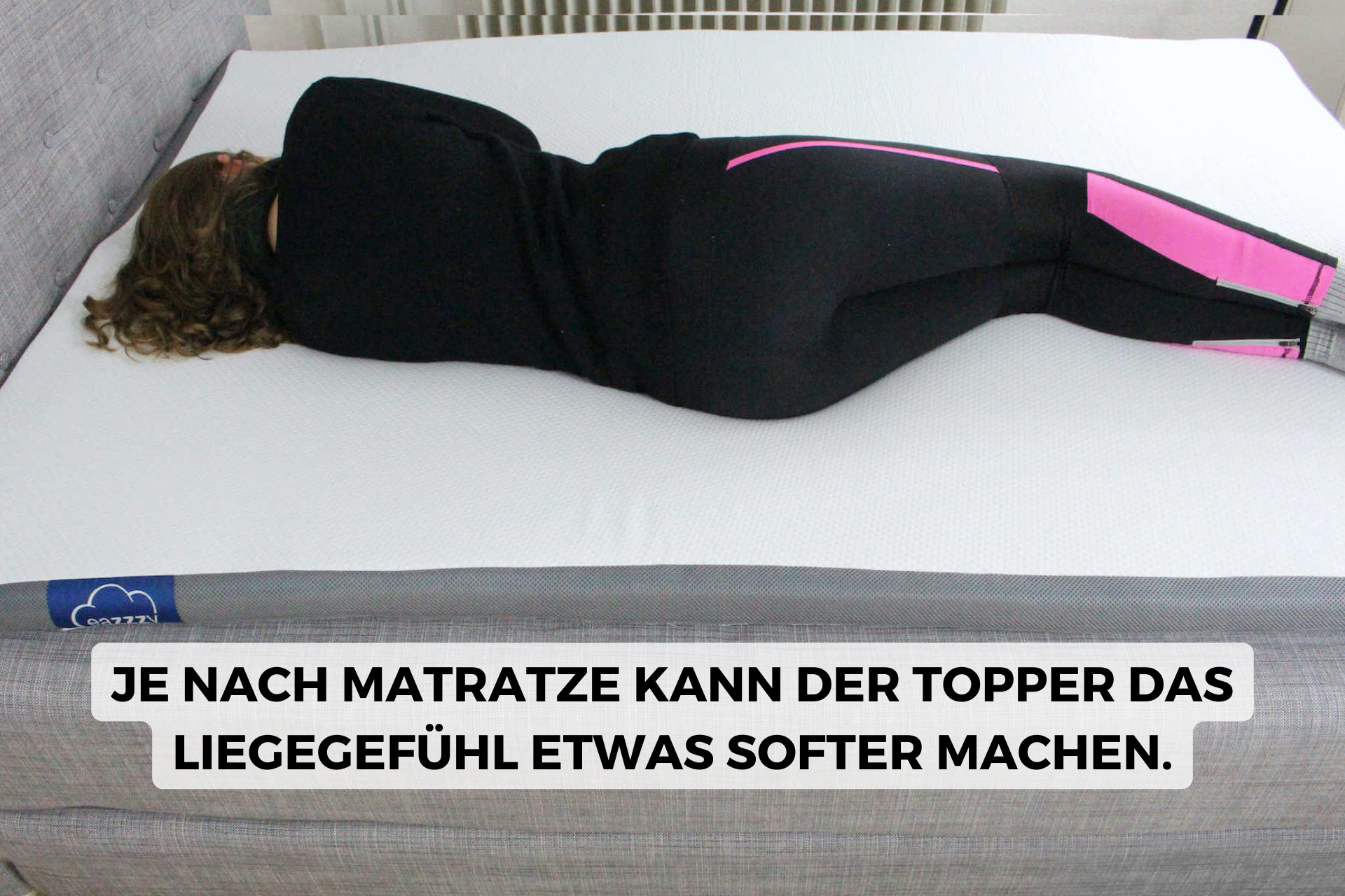 eazzzy Topper mit Probeschläferin auf der Seite